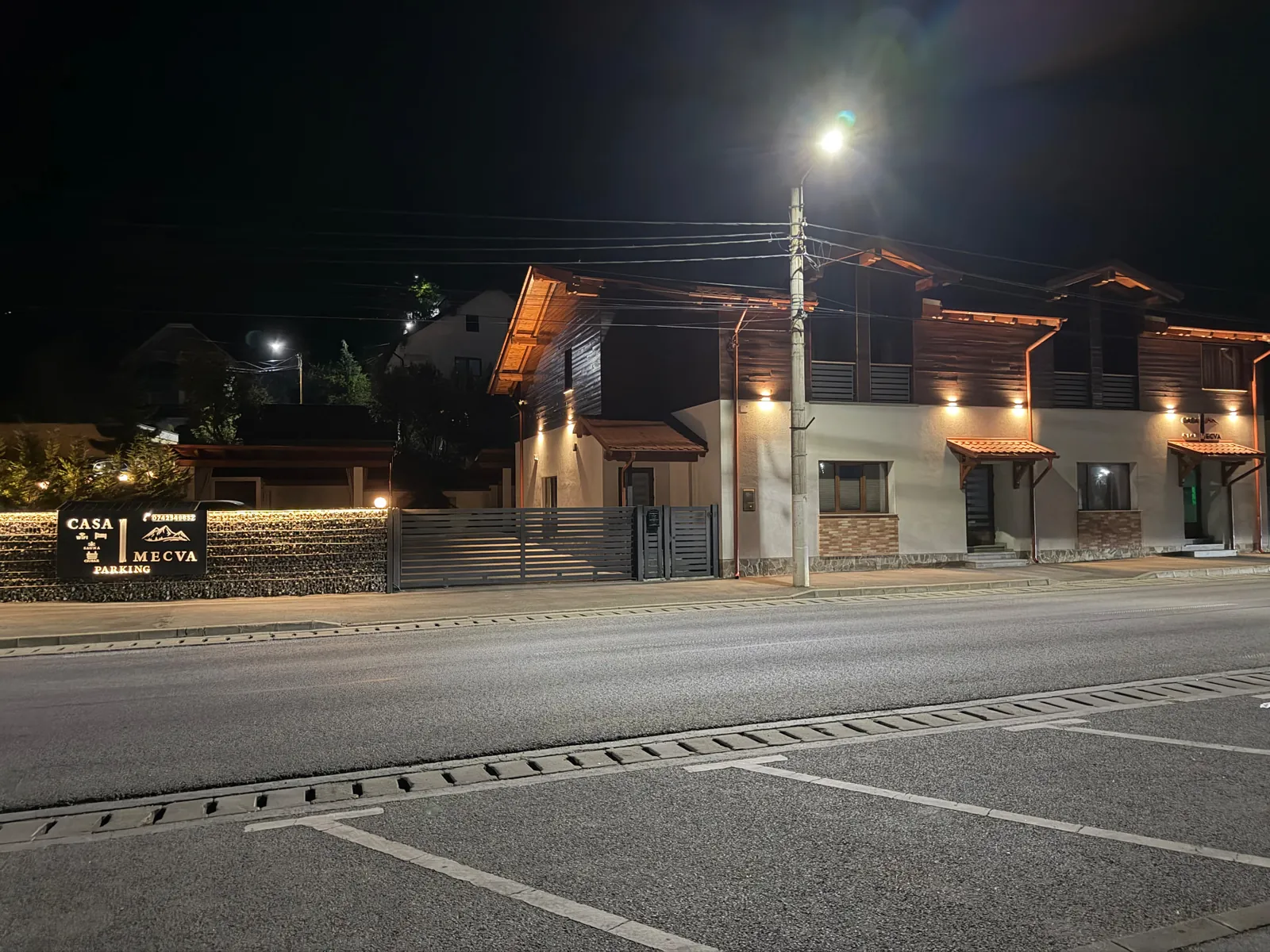 Casa Mecva – vedere de ansamblu cu parcare și intrare