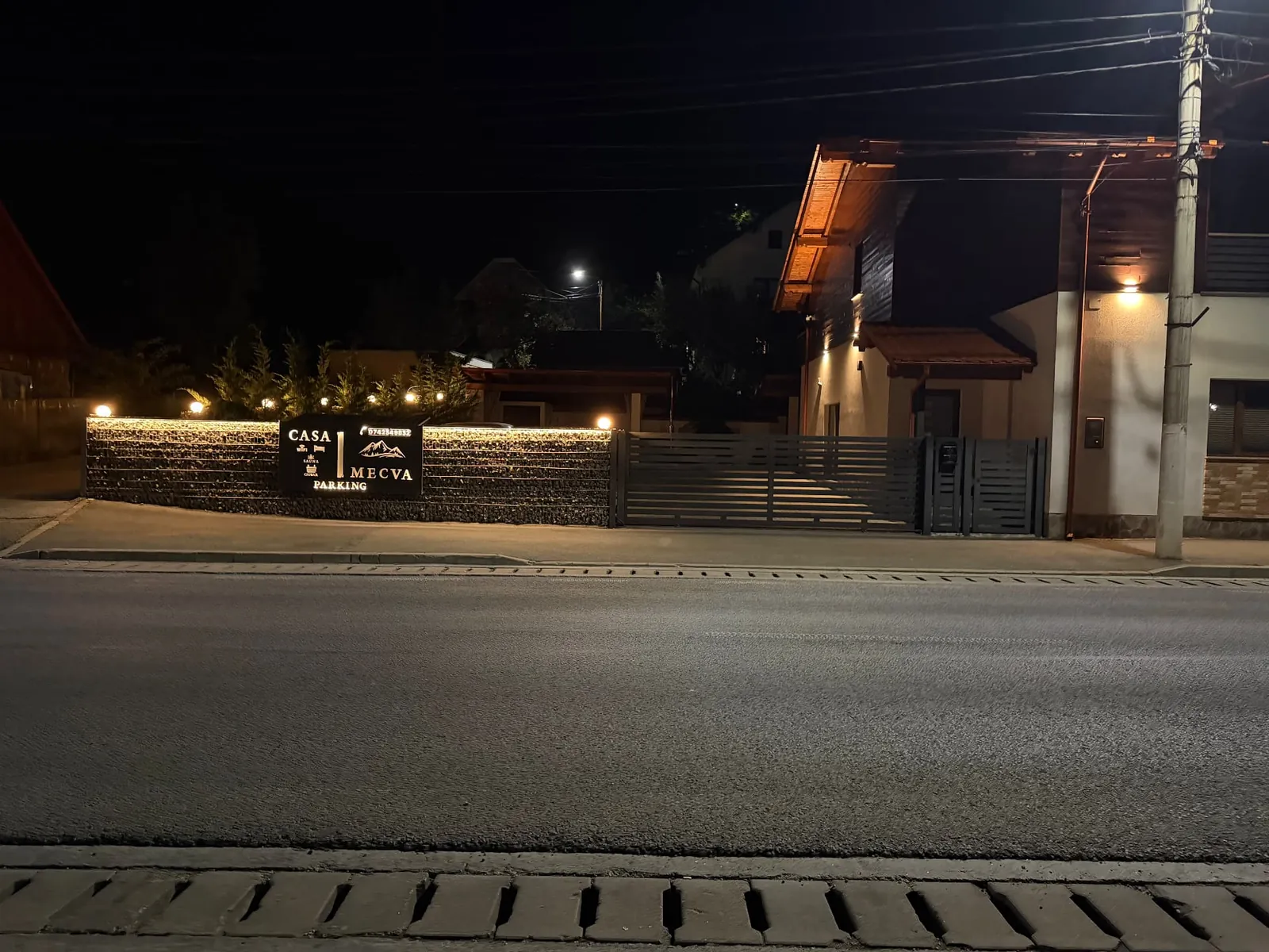 Casa Mecva – gard iluminat și poarta de acces