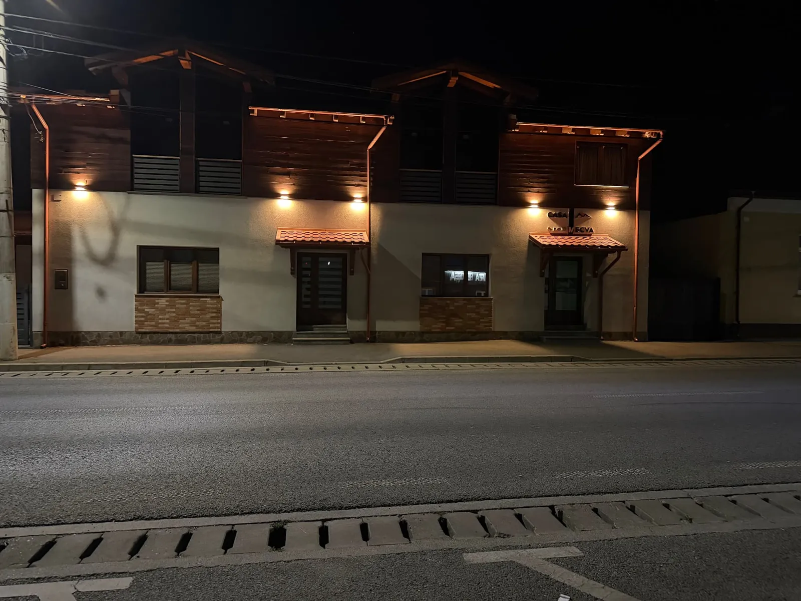Casa Mecva – fațada iluminată seara, vedere frontală