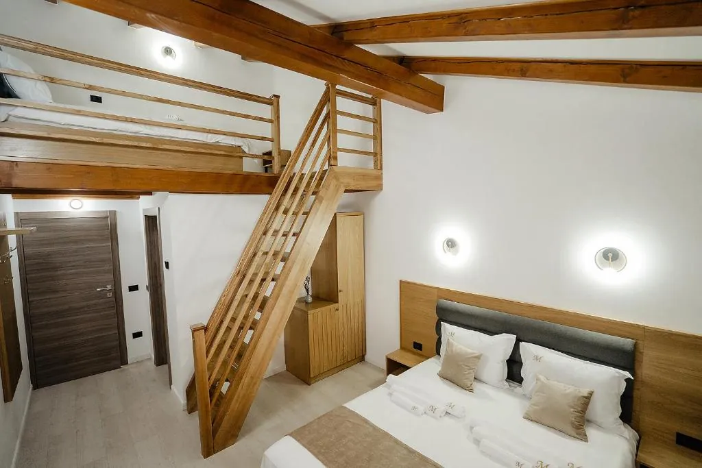 Cameră Quadruplă (loft) — Mezanin cu pat suplimentar, baie proprie și balcon